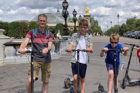 Paris City Tour by E-Scooter with Fun Guide (Small groups)