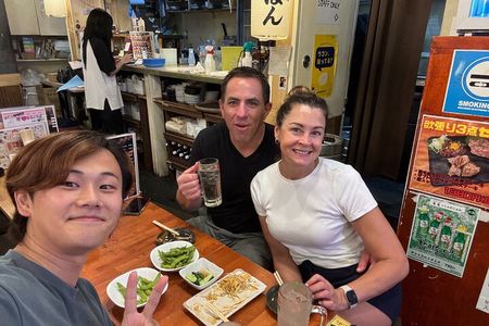 Tokyo: Private Shibuya Bar Crawl Tour -3 Drinks & Local Foods-