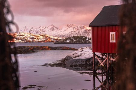 History and Photo Tour Henningsvær and Svinøya