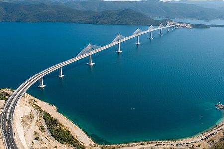 Oysters & Wine & AUTHENTIC boat tour with GOURMET LUNCH in price