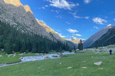 2-Day Adventure Yssyk Kul lake, Canyon, Yurt Stay and Eagle Show 
