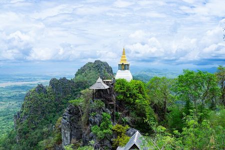From Chiang Mai : Lampang Wat Chaloem Phrakiat & Hot Springs