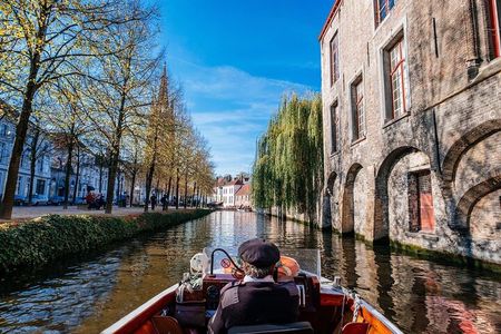 Bruges Historical Private Walking Tour and Canal Cruise