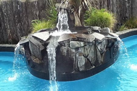 Auckland Thermal Pool and Muriwai Beach Sunset Day tour 