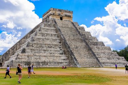 Early access Tour of Chichen Itza with dedicated language group. 