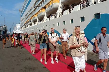 From Semarang Port: Borobudur Full Climb Up Guided Excursion