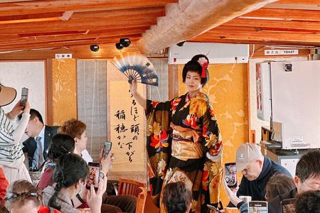 Tokyo Bay Yakatabune Cruise with Traditional JapaneseShow Drinks