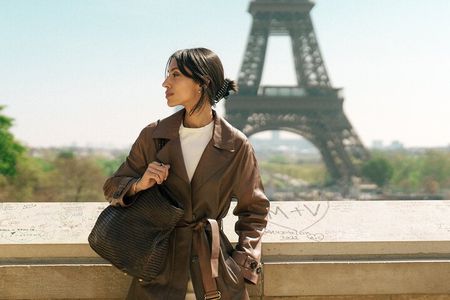 Paris: Eiffel Tower Vintage Photoshoot