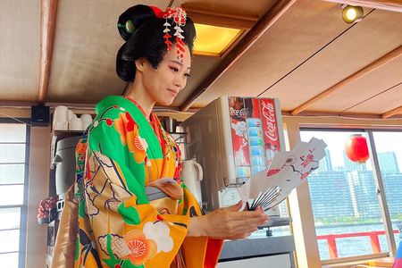 Tokyo Bay Yakatabune Cruise with Traditional JapaneseShow Drinks