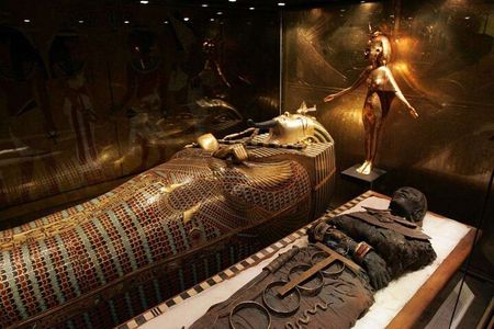 Hurghada to Luxor: Day Trip in S. Group by Van with King Tut Tomb