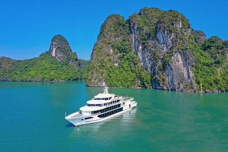 Hanoi: Halong Bay Luxury Option – Titop, Surprise Cave, Kayak 