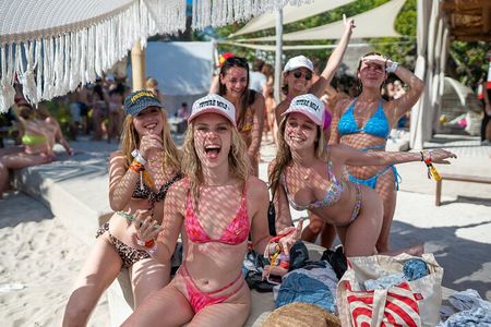 Deluxe Catamaran tour to Isla Mujeres with Open Bar and Lunch 