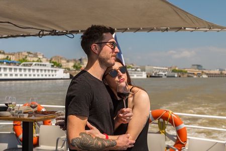 Bordeaux Farmers Market Tour and Gourmet River Cruise