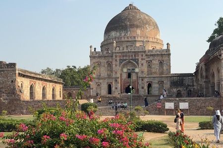 Tour to New & Old Delhi with guide and tranfer