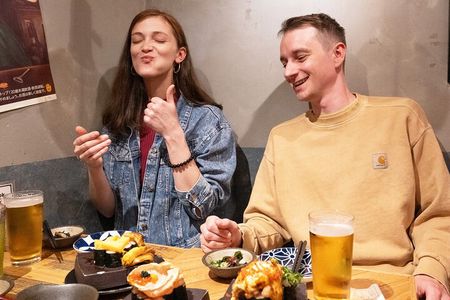 Tokyo: Shinjuku Bar Hopping & Night Walking Tour