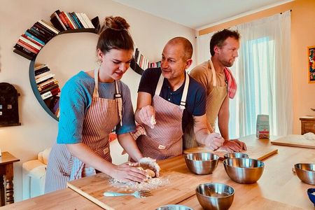 Verona Center: Pasta Class with Dinner & Wine in a Local Home