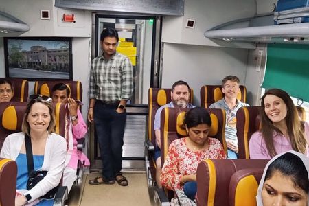 Delhi to Agra and Taj Mahal Private Day Trip by Express Train with Lunch