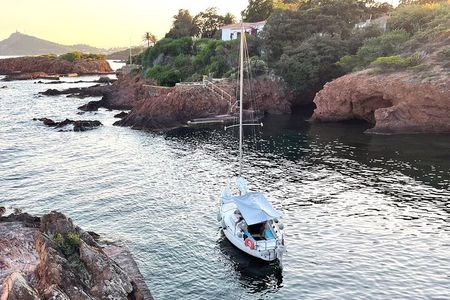 Private sailing excursion & Provencal picnic