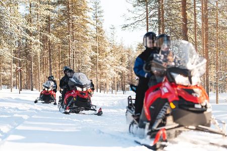 1 Hour Easy Snowmobile Safari in Levi