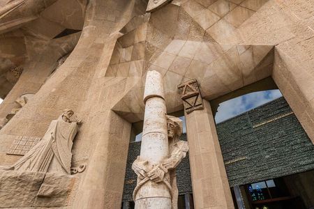 Barcelona: Sagrada Familia: Priority Access & Guided Tour