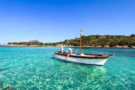 Classic boat tour to Tavolara and Molara with lunch. 