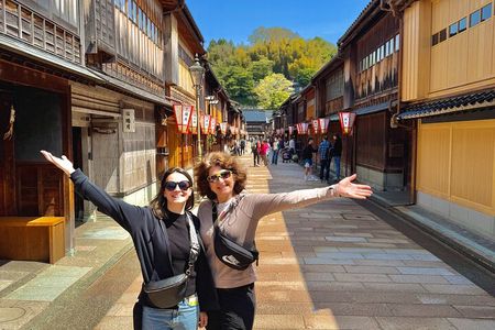 Kanazawa Full Day Private Tour to Top Highlights with Local Guide