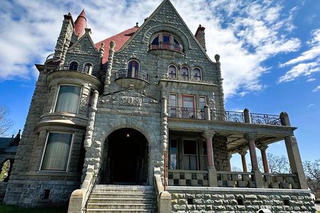 3hr Beacon Hill Park, Chinatown, Craigdarroch Castle tour(1-5pax)