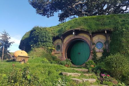 Hobbiton and Waitomo Caves from Rotorua - Smaller Group