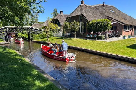 Giethoorn Roundtrip Transport with Optional Guided Canal Cruise