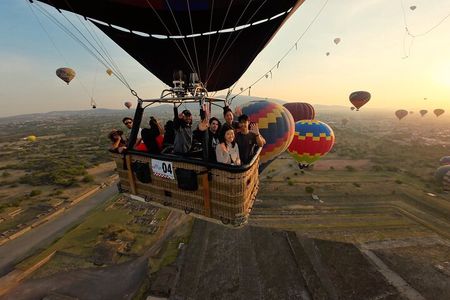 Hot Air Balloon Flight Teotihuacan With Pickup and Breakfast