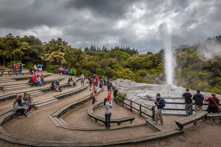 Auckland: Wai-O-Tapu, Polynesian Spa & Maori Haka Day Tour