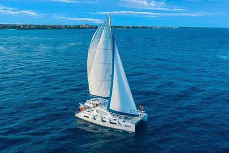 Half-Day Luxury Sailing in Puerto Morelos with Open Bar