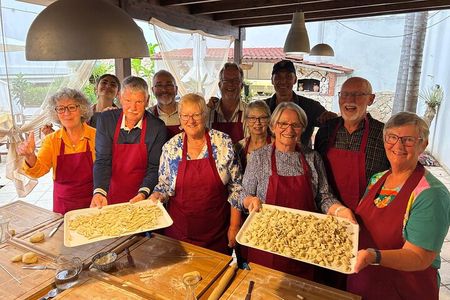 Cooking class with family and in the garden of an old boathouse
