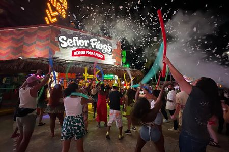 Bar Crawl Madness Tour in Cancun