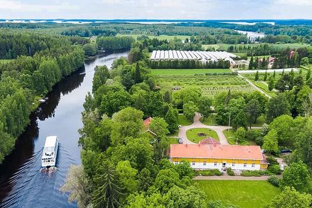 Visit to Authentic Finnish Berry Winery + Tasting 