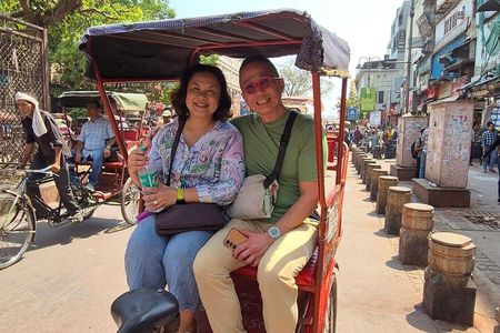 Customized Half or Full Day Delhi Shopping Tour with Female Guide