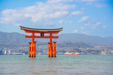 Hiroshima & Miyajima Guided tour with Itsukushima Shrine & Ferry