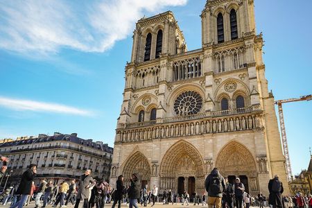 Notre Dame Cathedral:Interior & Exterior Small Group Guided Tour 