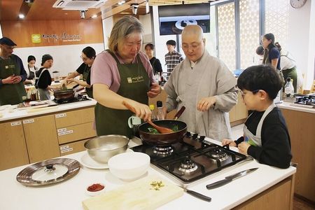 Seoul: Vegan Temple Food Class, Jogyesa & Changdeokgung Tour