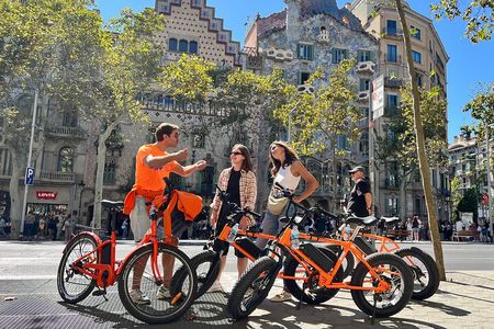 Barcelona Bike / E-Bike Tour: Gaudí Highlights & Hidden Gems