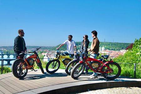 E-BIKE TOUR: 10 Must-See Landmarks & Viewpoints in Prague 1-8per.