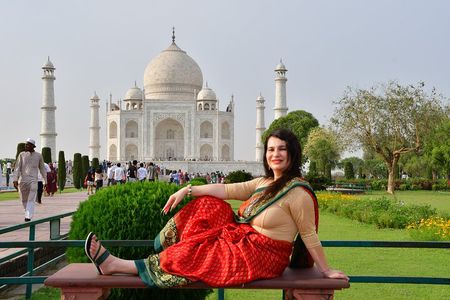 From Delhi : Luxury Taj Mahal Tour By Luxury Car- All Inclusive