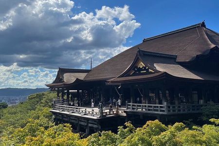 Private Custom Tour of Kiyomizu & Yasaka—by Young Local Guides