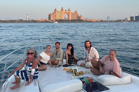 3 Hours Private Luxury Yacht Tour with BBQ, Music and Drinks