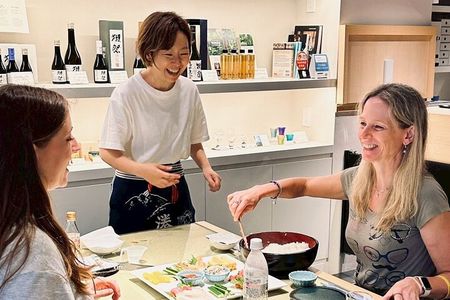 Hand Rolled Sushi Making and Sake Tasting in Asakusa Tokyo