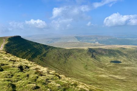 Cardiff: Waterfalls, Mountains & Castles Day Tour