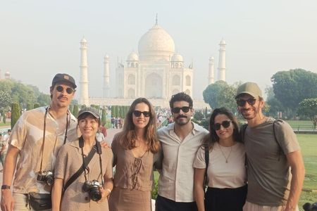 Private Taj Mahal and Agra Fort Day Tour from New Delhi 