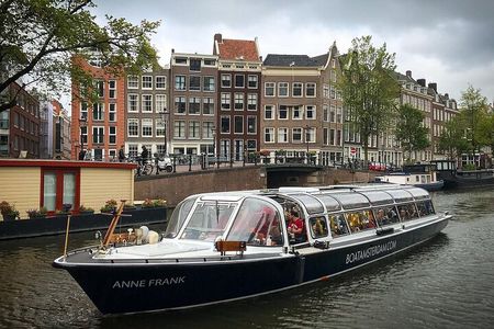 Amsterdam Classic Canal Cruise with Live Guide and Two Drinks