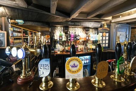 Oxford Pub Tour: Historic Pubs and Local Brews