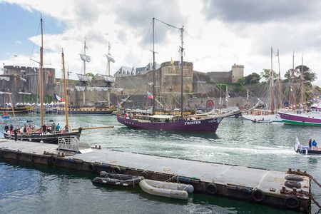 Brest: Historic Walking Tour with Cable Car Tour